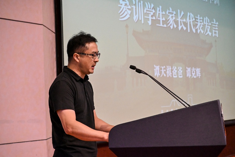 图5 家长代表发言_resized.jpg