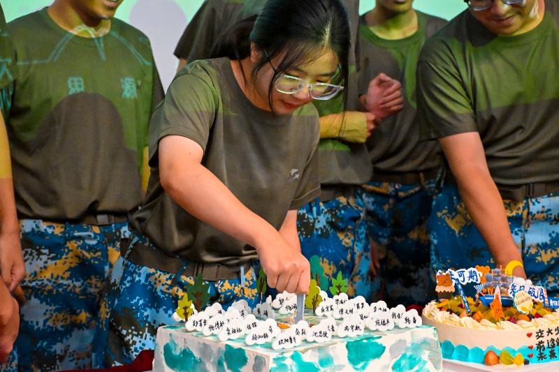 图9 集体生日会_resized.jpg