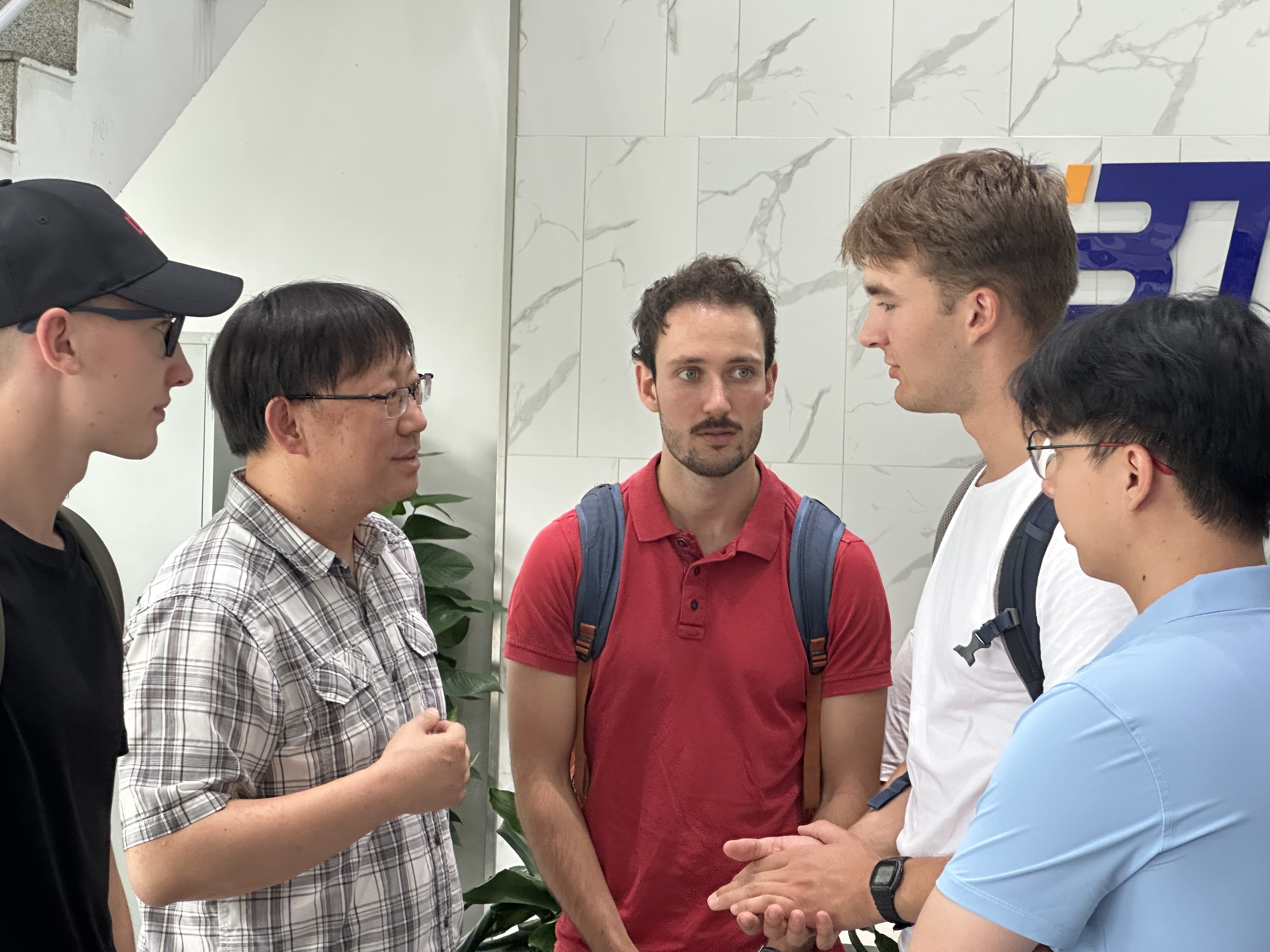 图2 同学们与企业专家展开交流讨论.jpeg