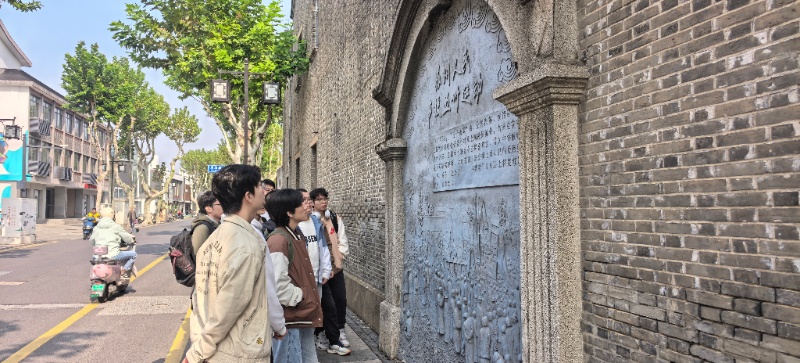 图3 同学们在五卅路驻足_resized.jpg