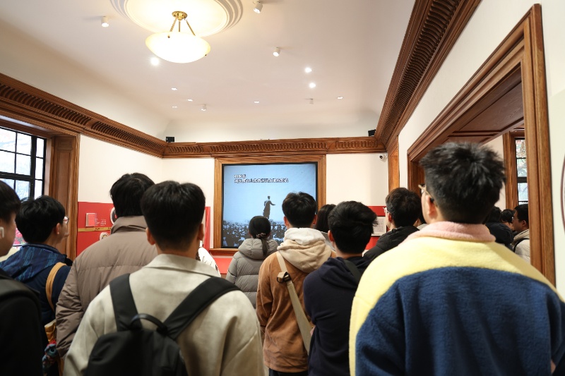 图1 党员们参观百代小楼_resized.JPG