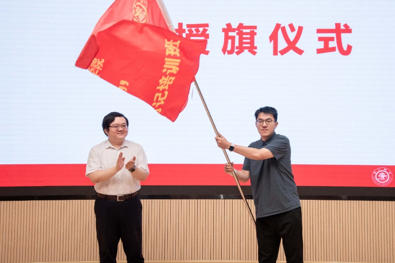 1783077647791624.jpg 图5_夏唐斌老师授旗_resized.jpg